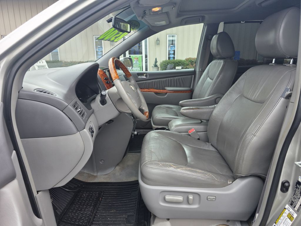 2010 Toyota Sienna Image 14
