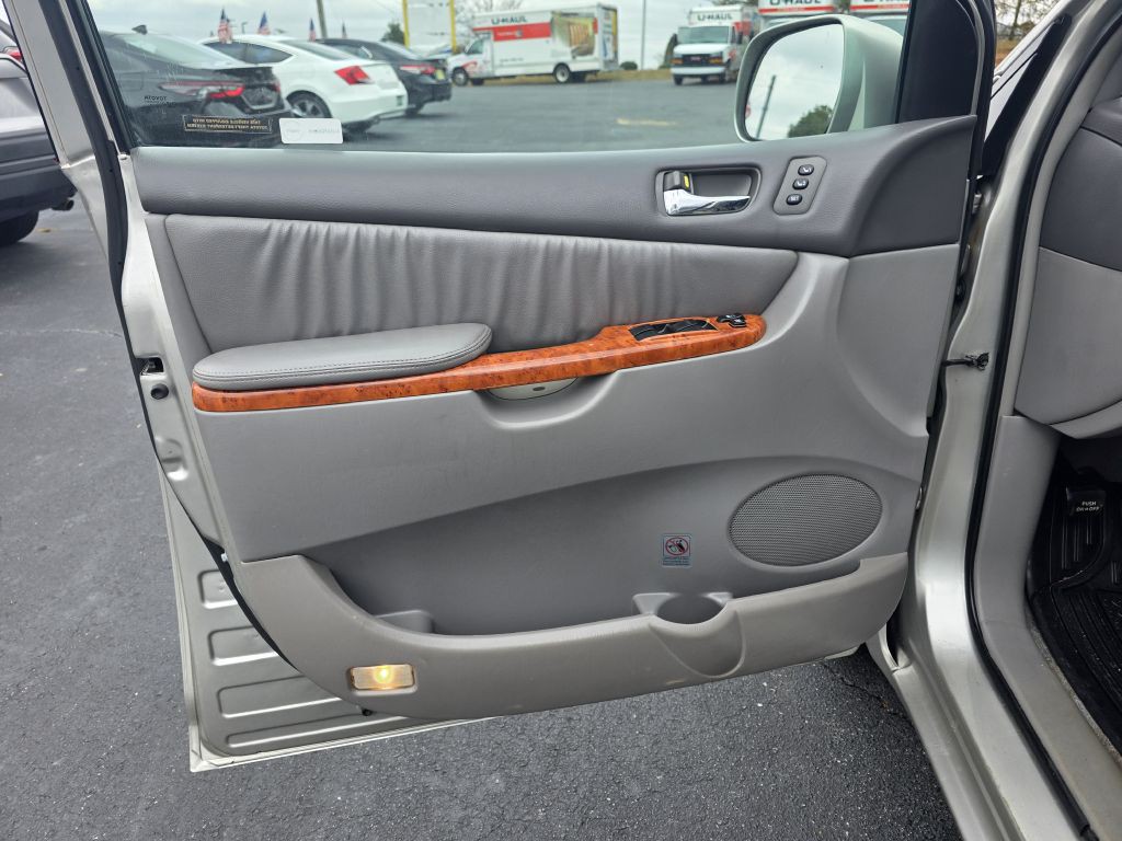 2010 Toyota Sienna Image 15