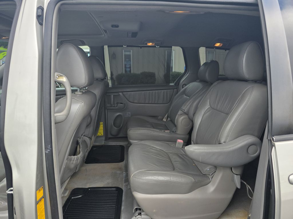 2010 Toyota Sienna Image 16