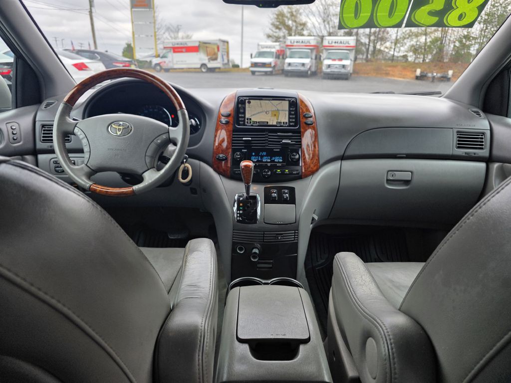 2010 Toyota Sienna Image 17