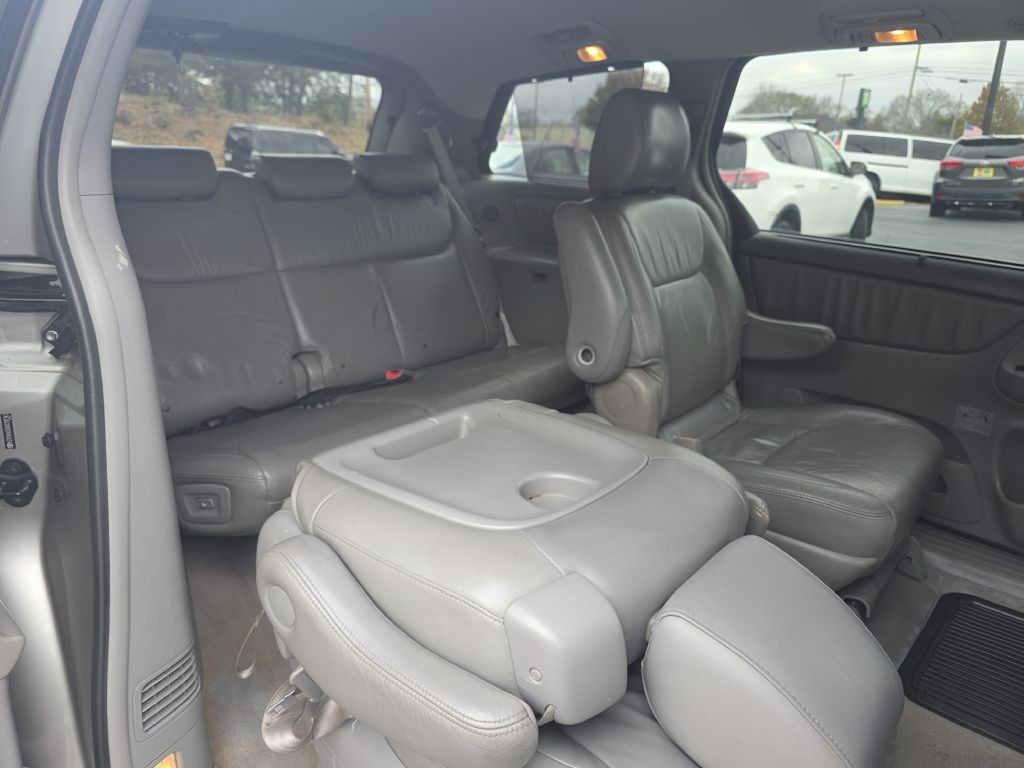 2010 Toyota Sienna Image 19