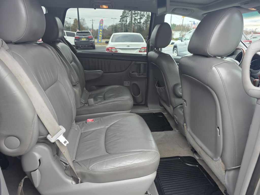 2010 Toyota Sienna Image 20