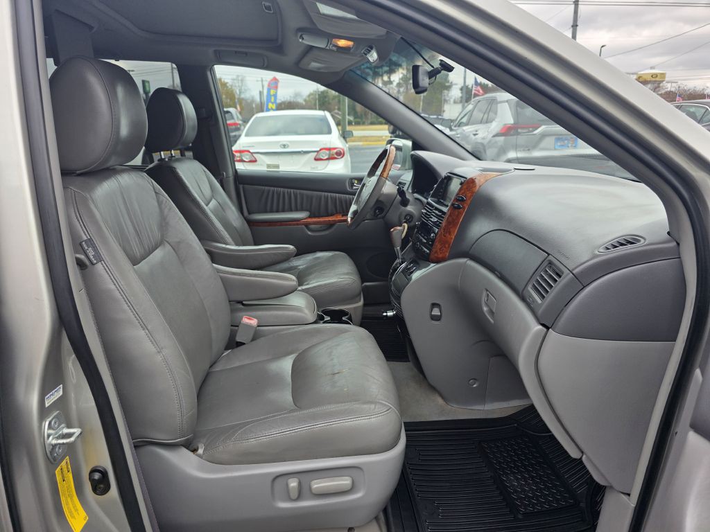 2010 Toyota Sienna Image 21