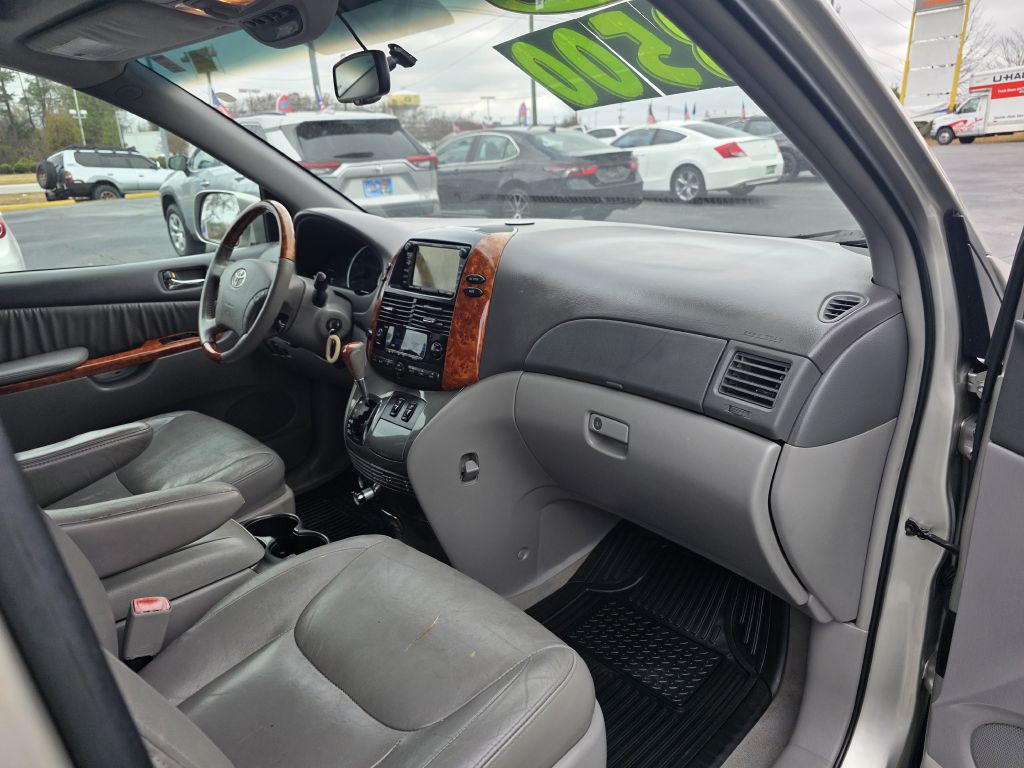 2010 Toyota Sienna Image 22