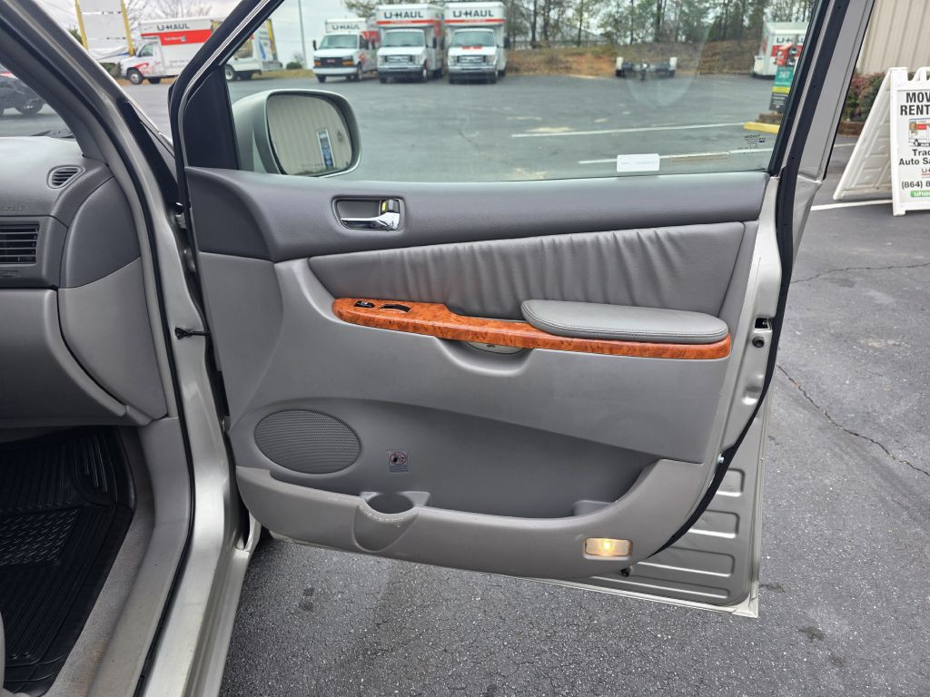 2010 Toyota Sienna Image 23