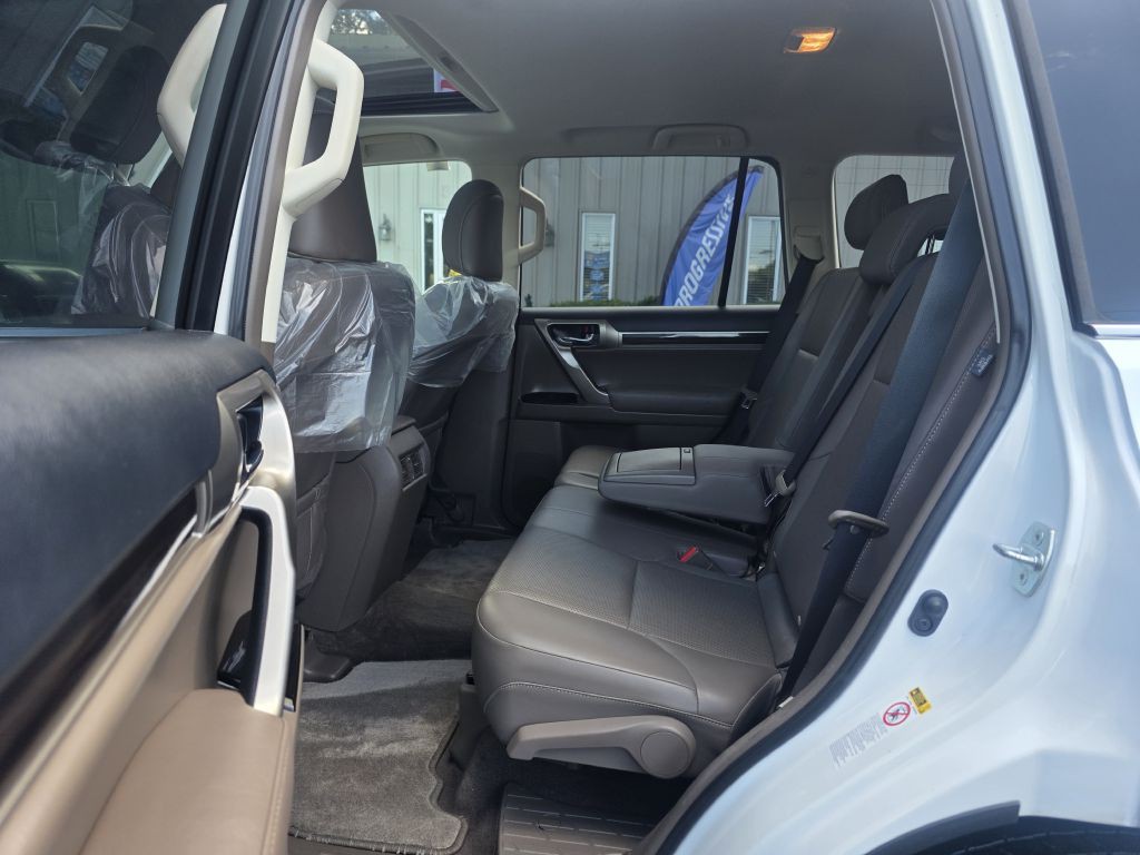 2017 Lexus GX Image 16