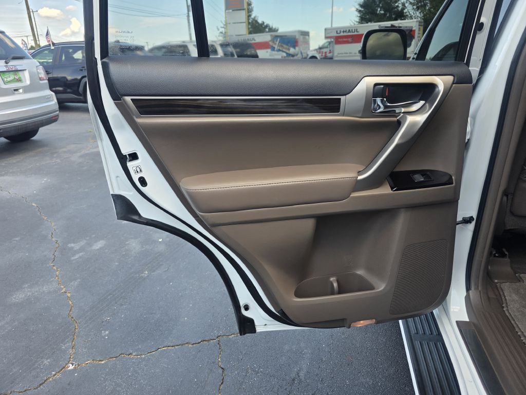 2017 Lexus GX Image 17