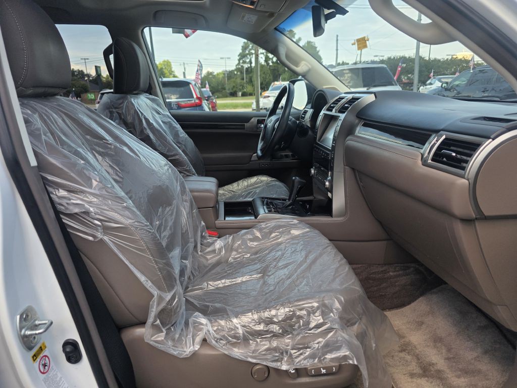 2017 Lexus GX Image 22