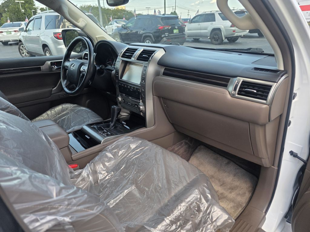 2017 Lexus GX Image 23