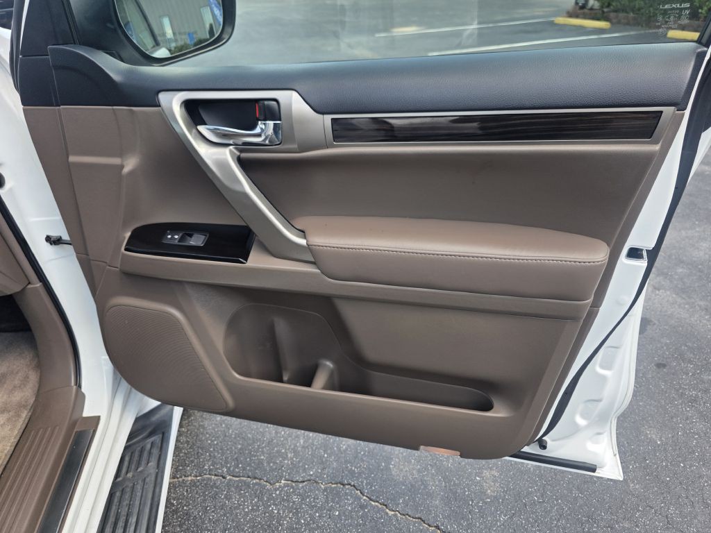 2017 Lexus GX Image 24