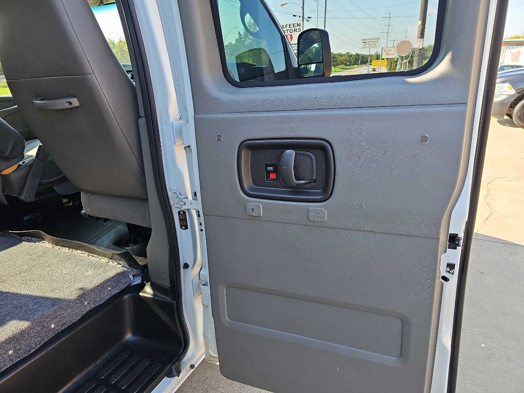2013 Chevrolet Express Image 17