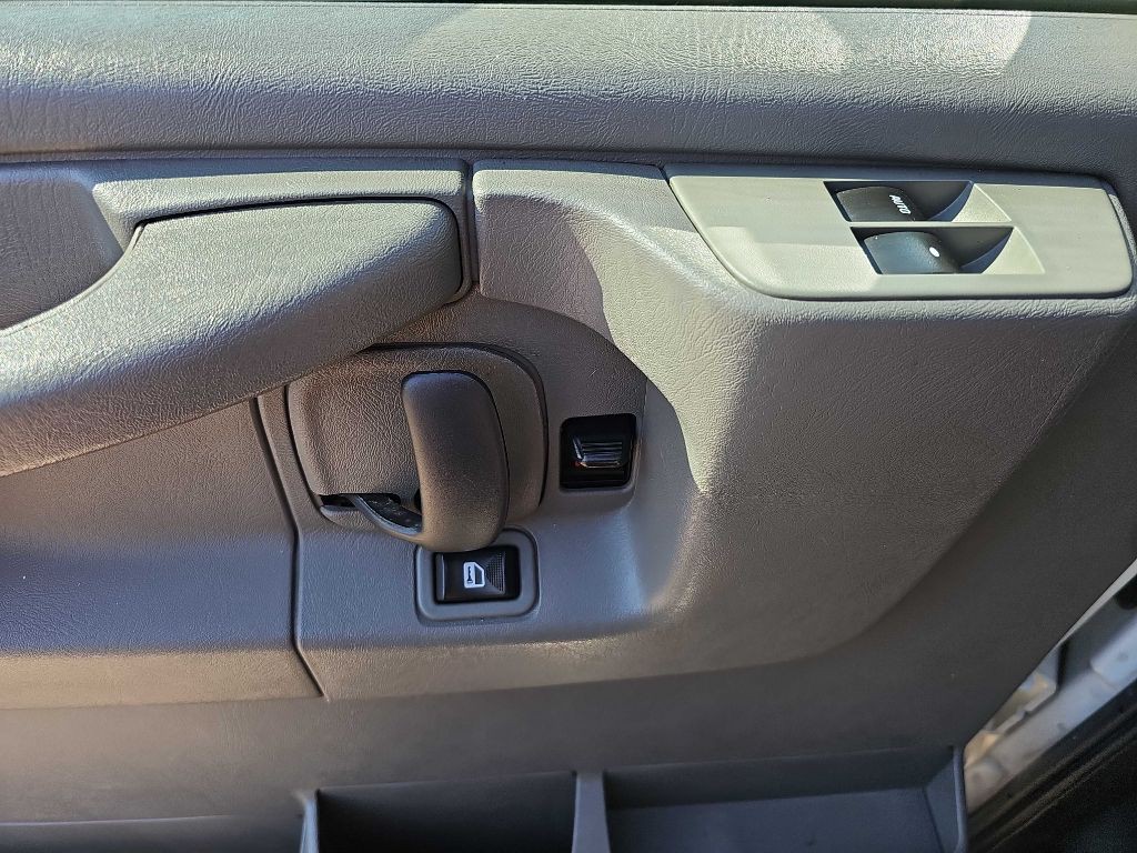 2013 Chevrolet Express Image 25