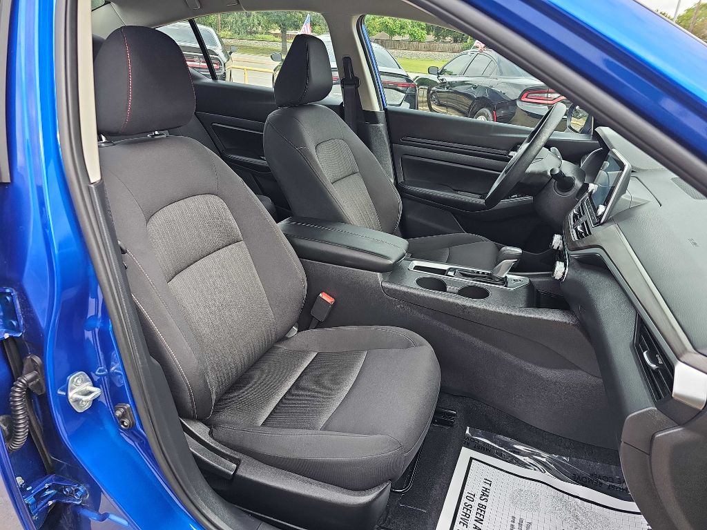 2025 Nissan Altima Image 17