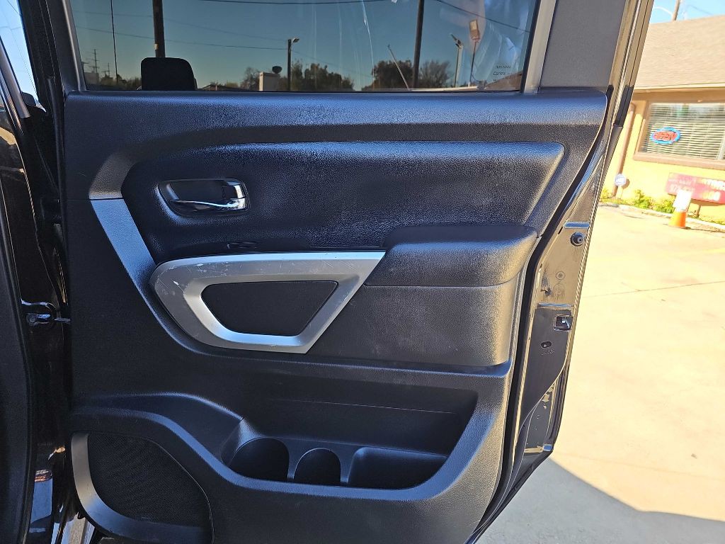 2019 Nissan Titan Image 17