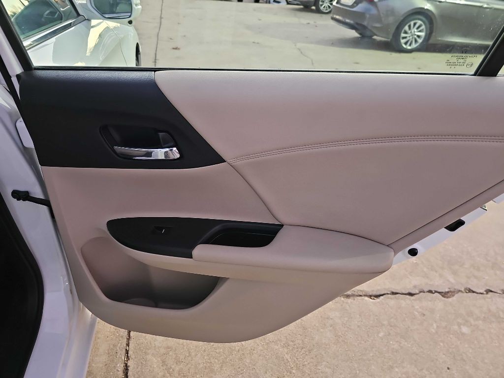 2017 Honda Accord Image 16