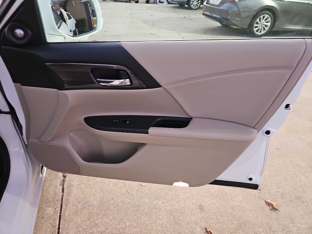 2017 Honda Accord Image 18