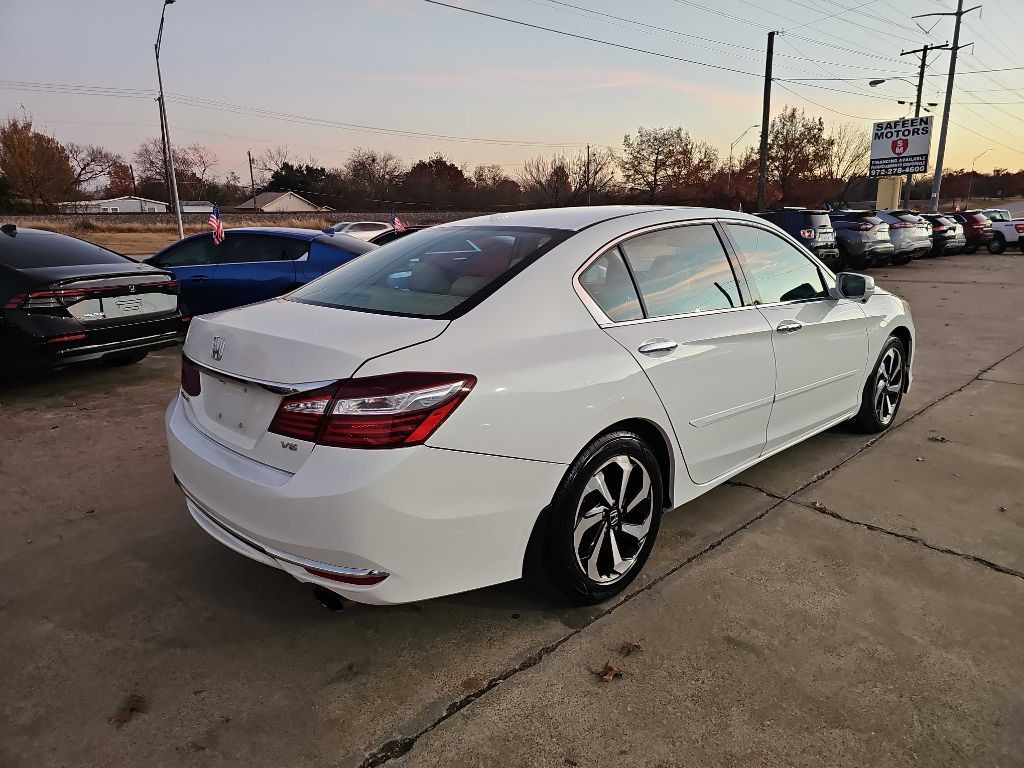 2017 Honda Accord Image 2