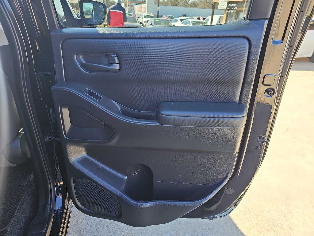 2022 Nissan Frontier Image 16