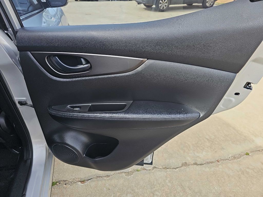 2019 Nissan Rogue Image 17