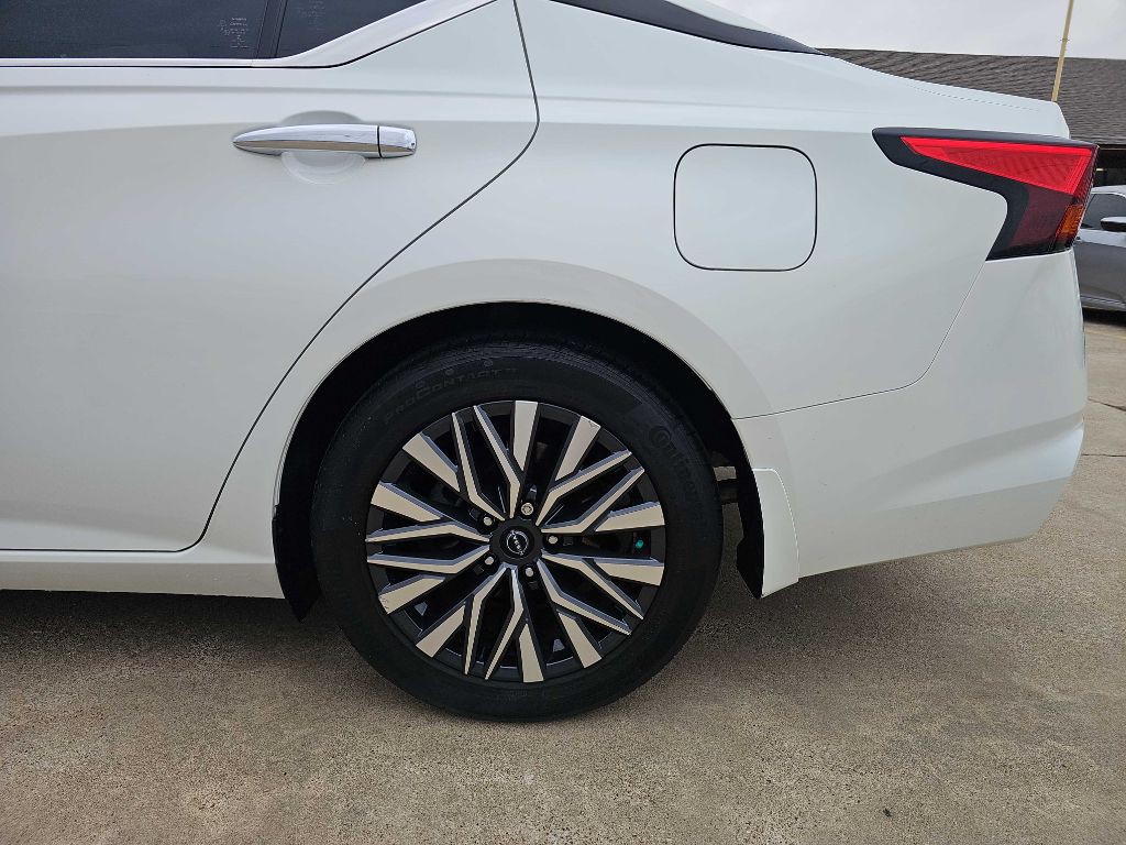2024 Nissan Altima Image 9