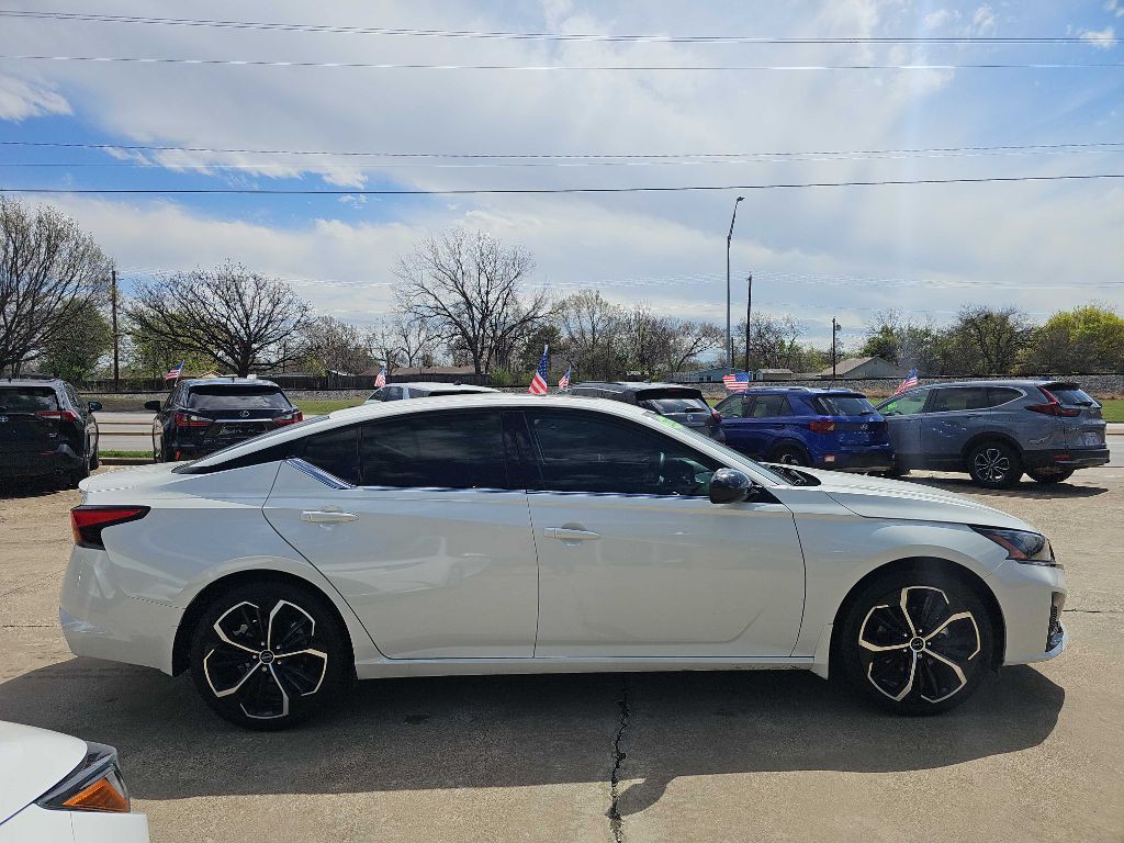 2023 Nissan Altima Image 2