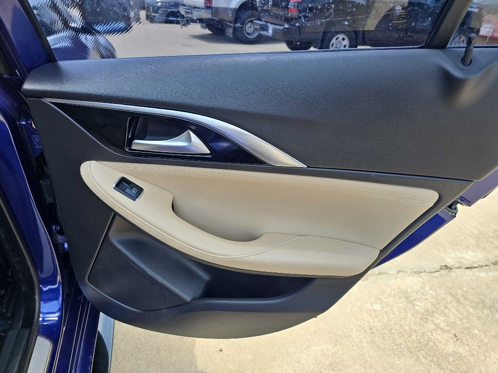 2018 INFINITI QX30 Image 16
