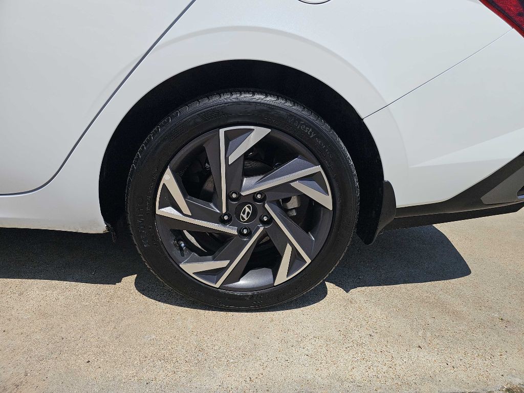 2025 Hyundai Elantra Image 11