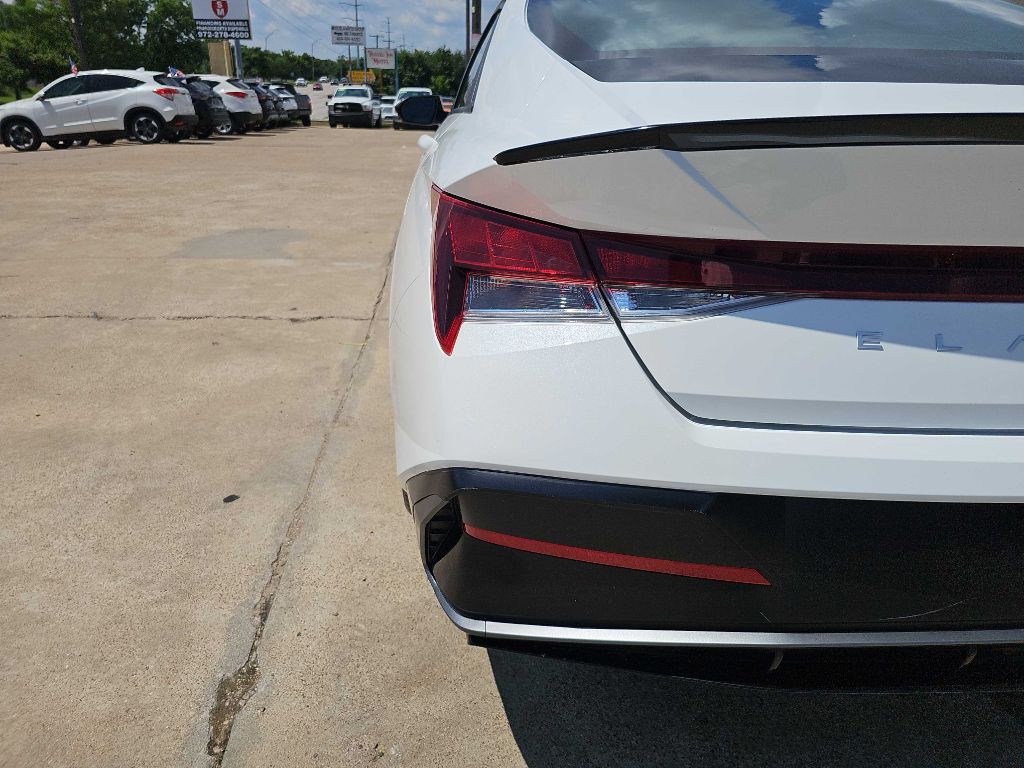 2025 Hyundai Elantra Image 12