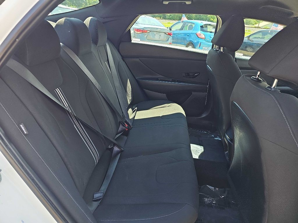 2025 Hyundai Elantra Image 17