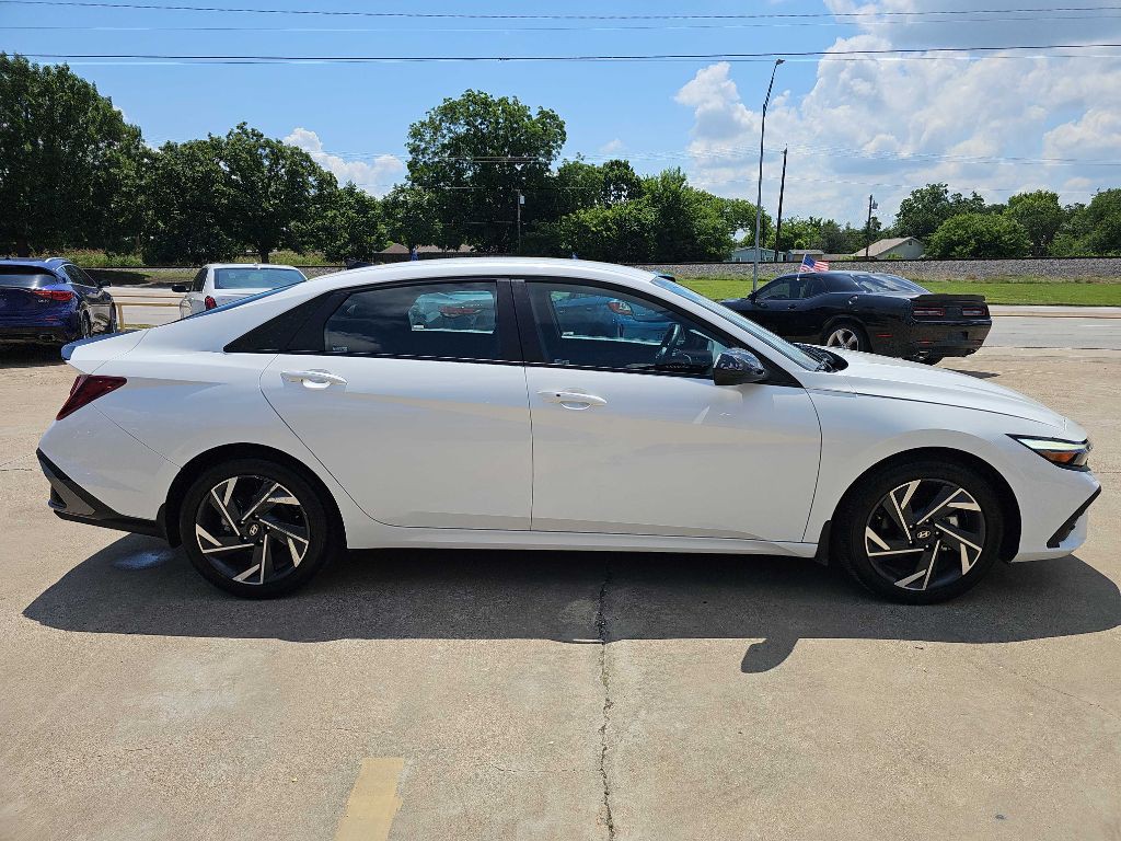 2025 Hyundai Elantra Image 2