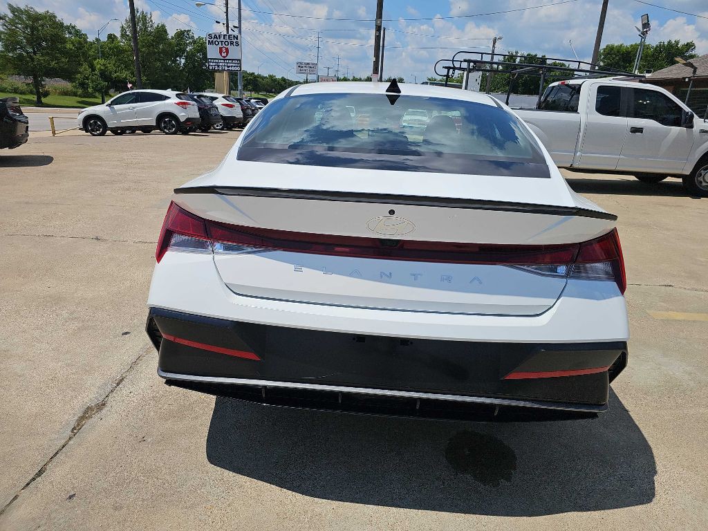 2025 Hyundai Elantra Image 3