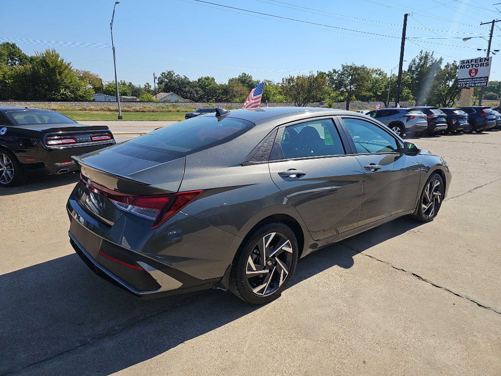 2025 Hyundai Elantra Image 2