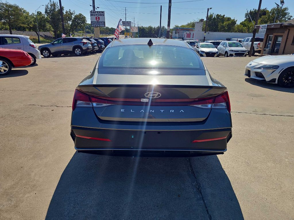 2025 Hyundai Elantra Image 3