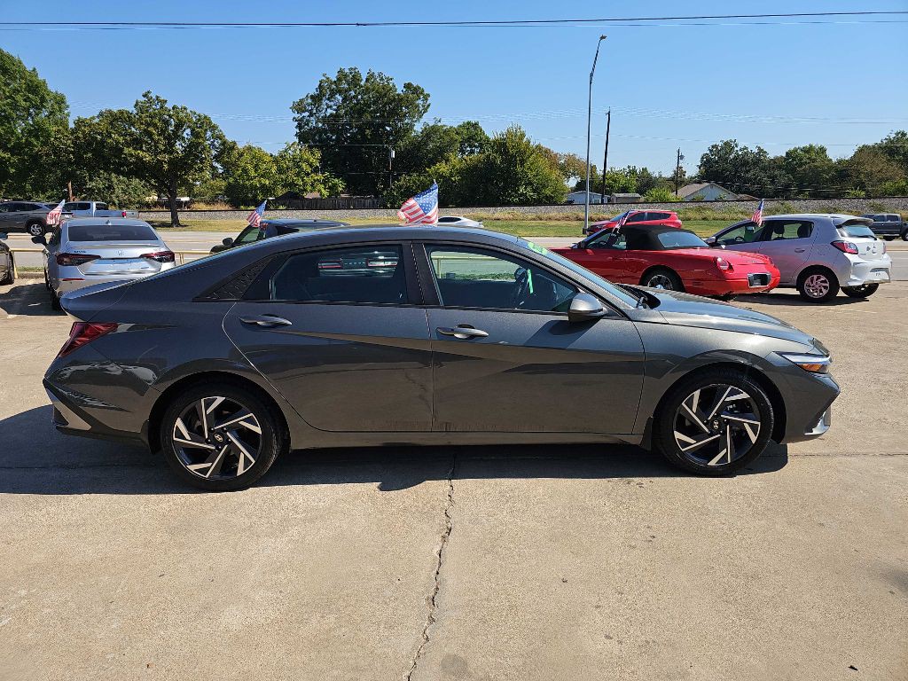 2025 Hyundai Elantra Image 5