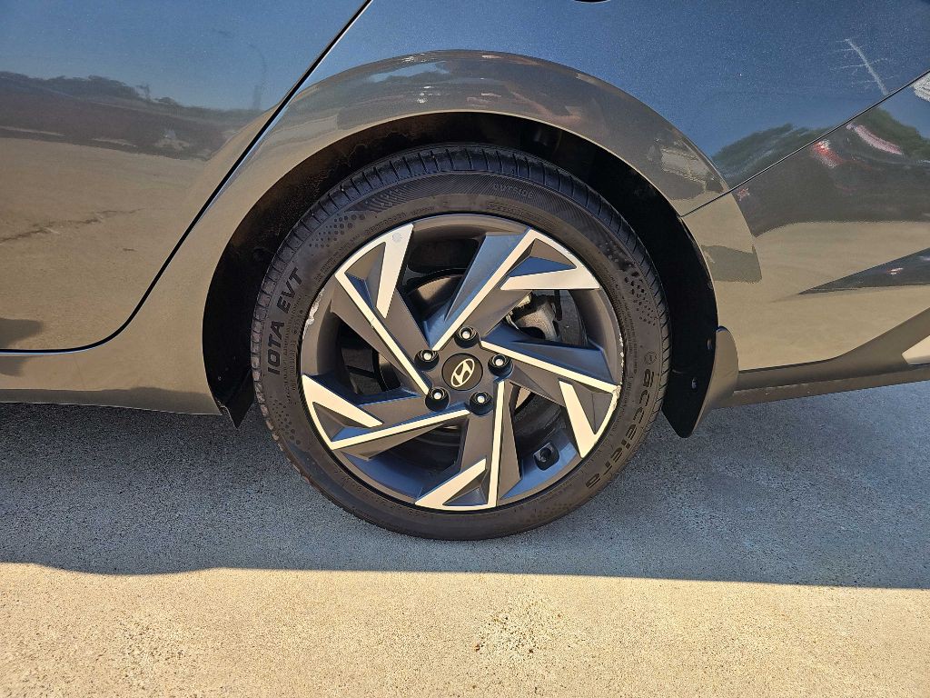 2025 Hyundai Elantra Image 12