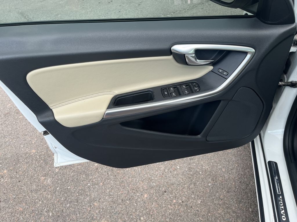 2017 Volvo S60 Image 9