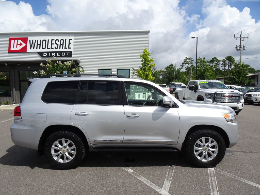 2017 Toyota Land Cruiser Image 2