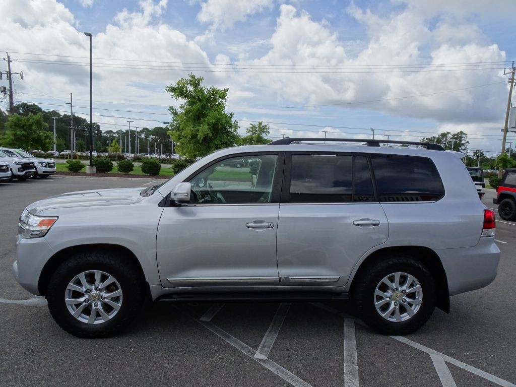 2017 Toyota Land Cruiser Image 6