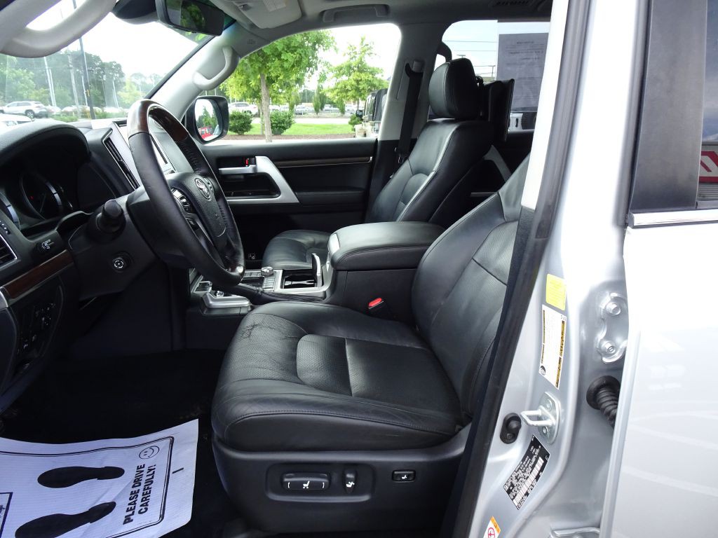 2017 Toyota Land Cruiser Image 9