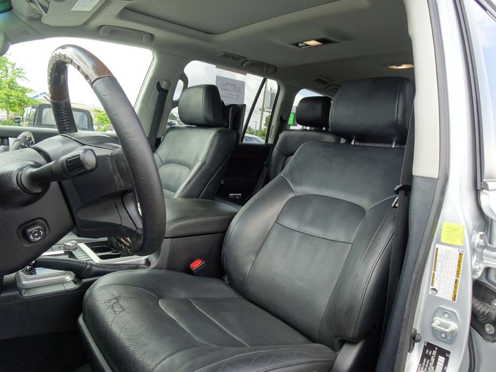 2017 Toyota Land Cruiser Image 10