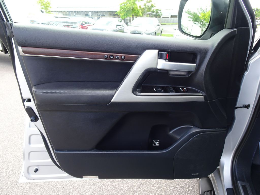 2017 Toyota Land Cruiser Image 11