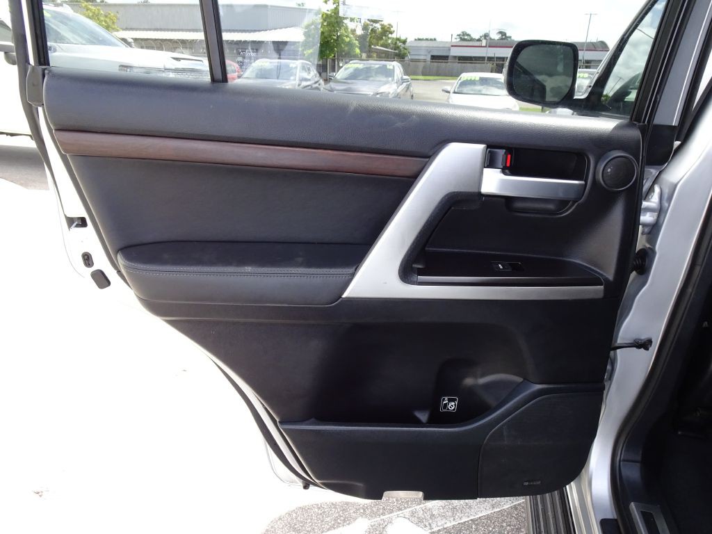 2017 Toyota Land Cruiser Image 15