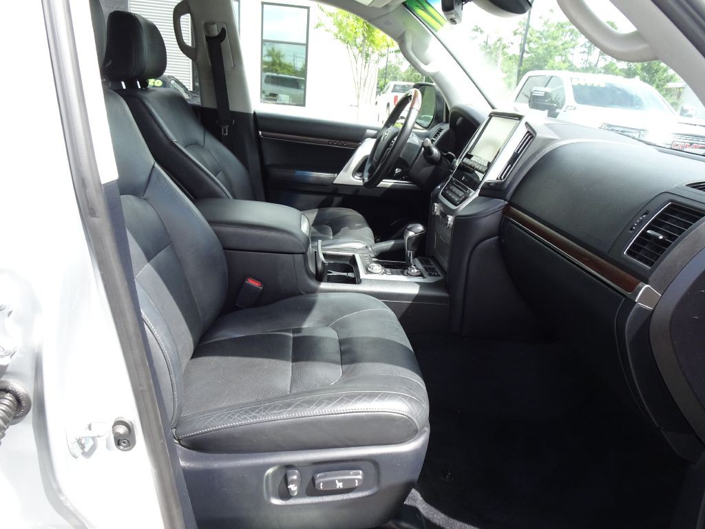 2017 Toyota Land Cruiser Image 16