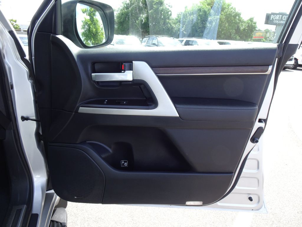 2017 Toyota Land Cruiser Image 17