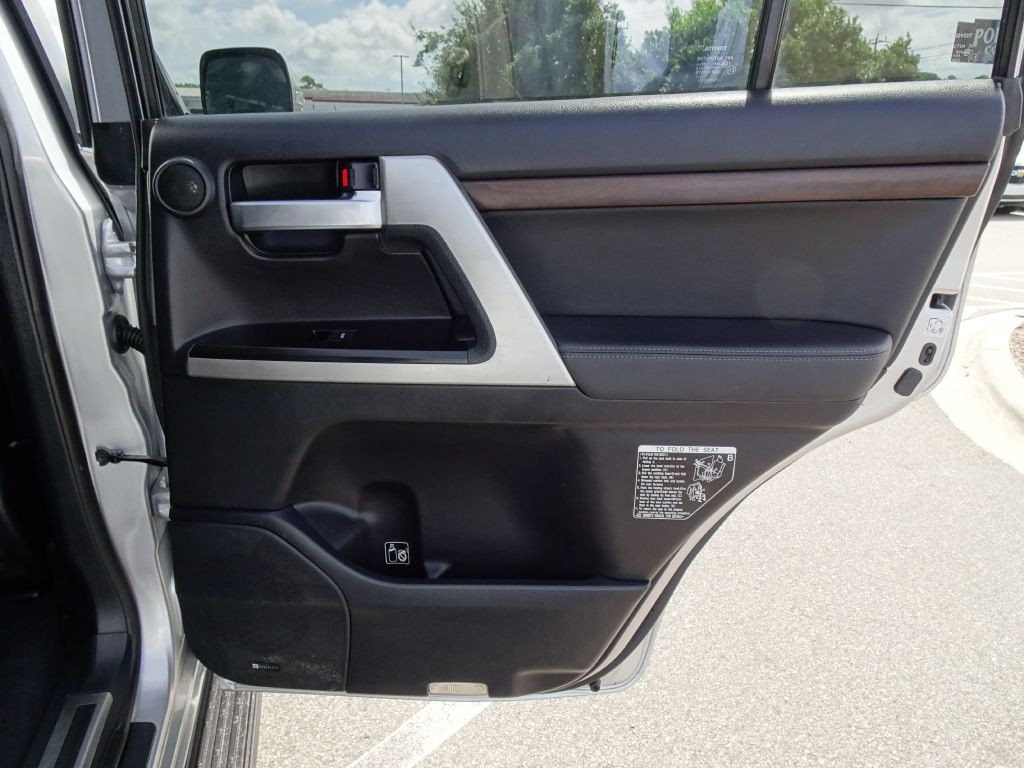2017 Toyota Land Cruiser Image 19