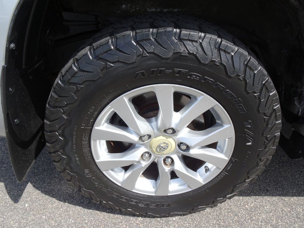 2017 Toyota Land Cruiser Image 36