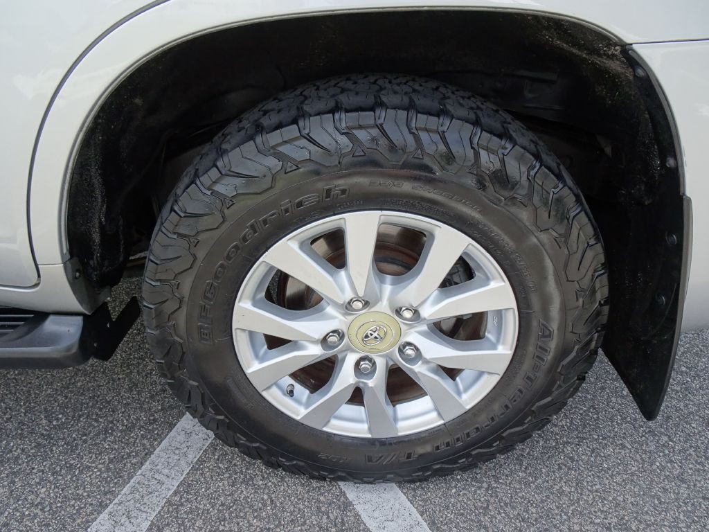 2017 Toyota Land Cruiser Image 38