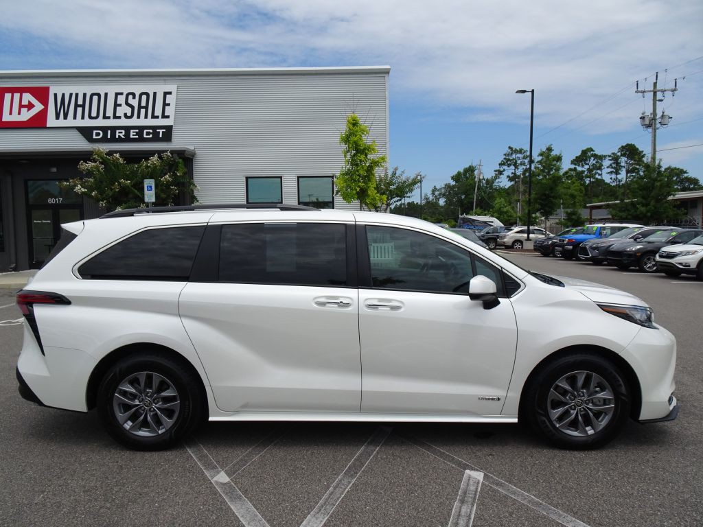 2021 Toyota Sienna Image 2