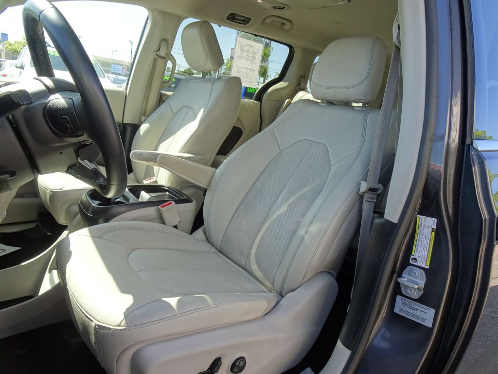 2017 Chrysler Pacifica Image 10
