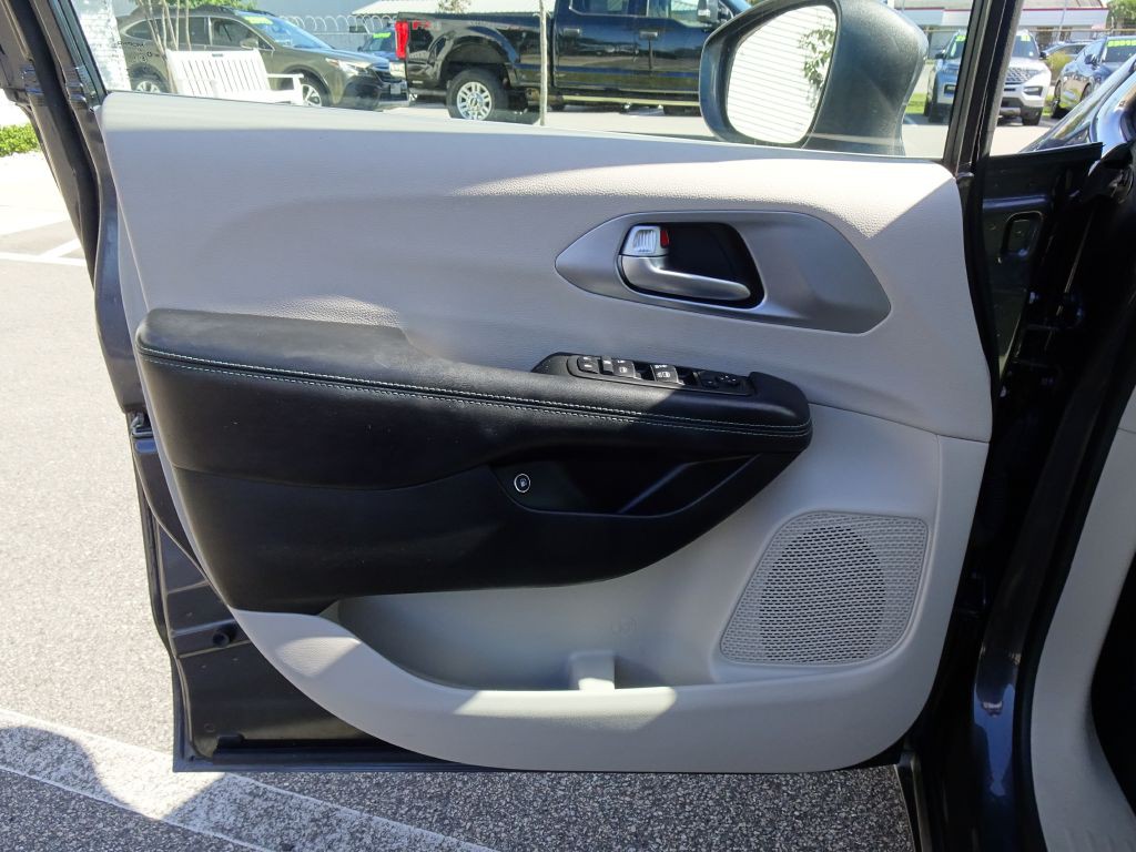2017 Chrysler Pacifica Image 11